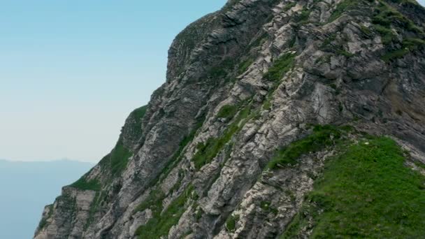 Drone shoot d'une montagne avec des rochers à Sotchi en été — Video