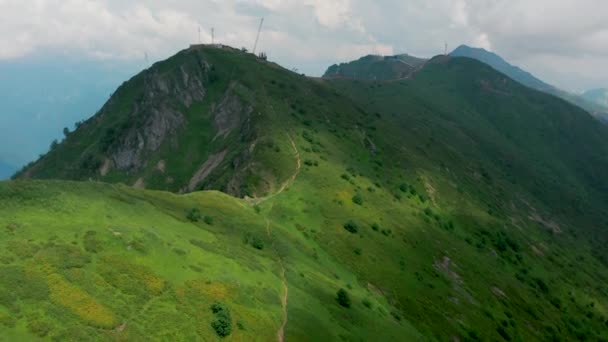 Yazın Soçi 'de otlu bir dağın insansız hava aracı çekimi. — Stok video