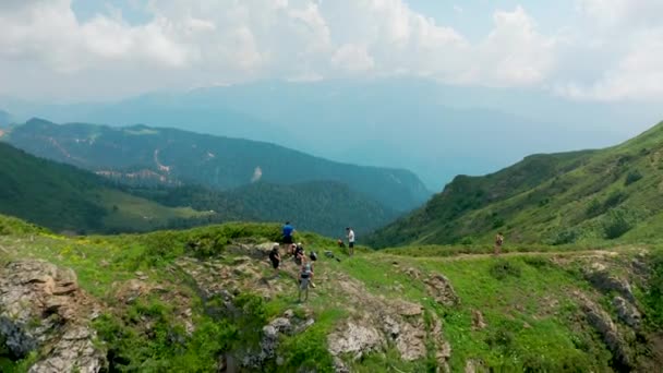 Drone skott av en vandring i Sotji bergen i tropikerna bland gräset i — Stockvideo