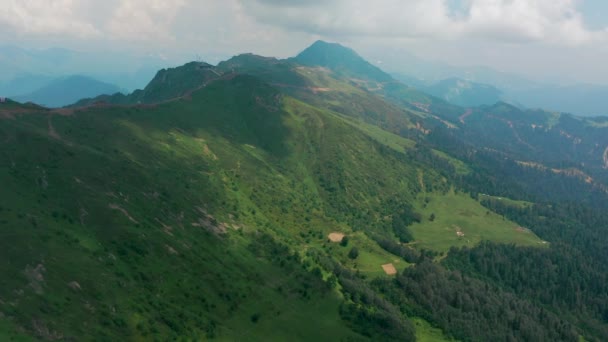 Drone scheut van een bergen met gras in Sochi in de zomer Stockvideo