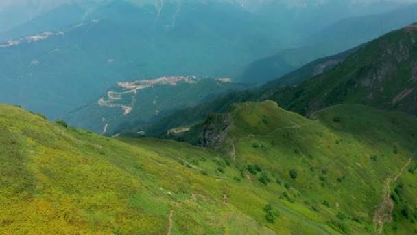 Drone scheut van een bergen met gras in Sochi in de zomer Videoclip