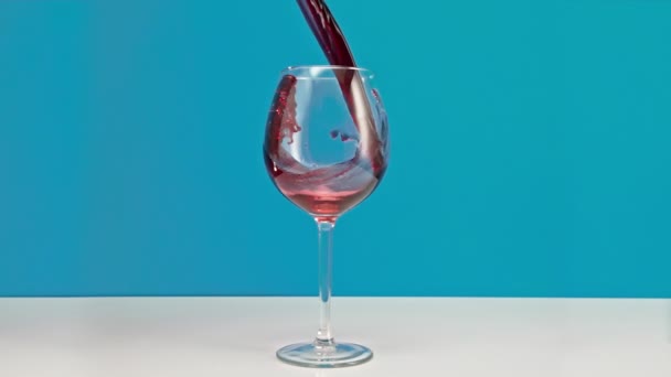 Pomalý pohyb vína se nalije do sklenice — Stock video