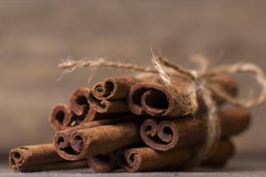 Ahşap arka plan üzerine tarçın yakın çekim