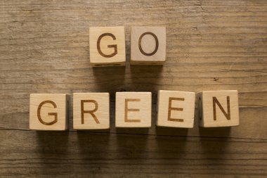 Ahşap bloklar bir ahşap zemin üzerine yeşil metin devam