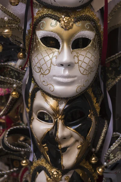 Traditionelle venezianische Maske mit farbenfroher Dekoration — Stockfoto