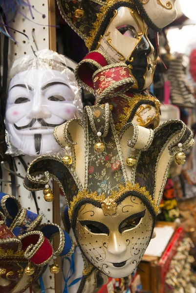 Traditionelle venezianische Maske mit farbenfroher Dekoration — Stockfoto