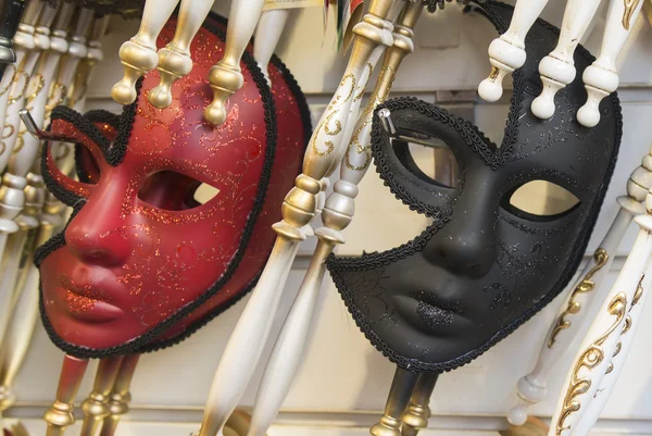 Traditionele Venetië masker met kleurrijke decoratie — Stockfoto