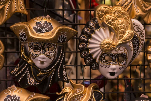 Traditionele Venetië masker met kleurrijke decoratie — Stockfoto