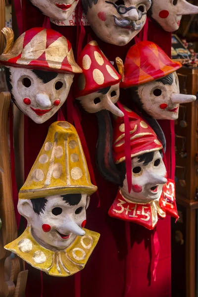 Traditionele Venetië masker met kleurrijke decoratie — Stockfoto