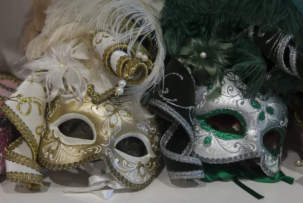 Traditionele Venetië masker met kleurrijke decoratie — Stockfoto