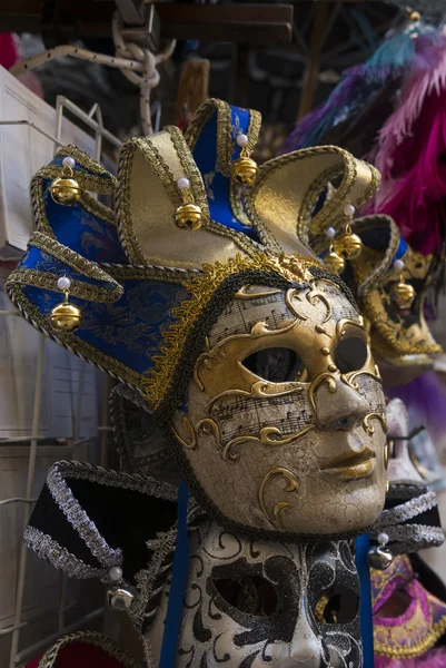 Traditionele Venetië masker met kleurrijke decoratie — Stockfoto