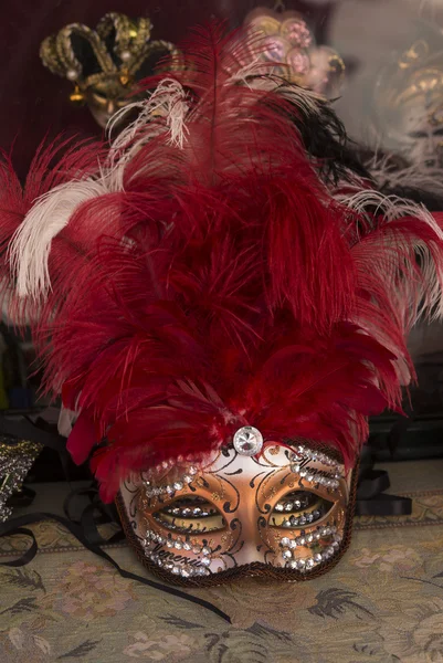 Традиционная венецианская маска с красочным декором — стоковое фото