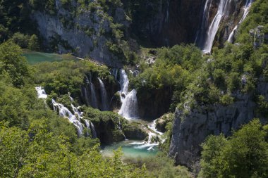 Plitvice Gölleri Milli Parkı, Hırvatistan güzel şelaleler görünümünü yaz