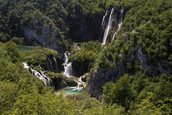 Vista de verão de belas cachoeiras no Parque Nacional dos Lagos de Plitvice, Croácia — Fotografia de Stock