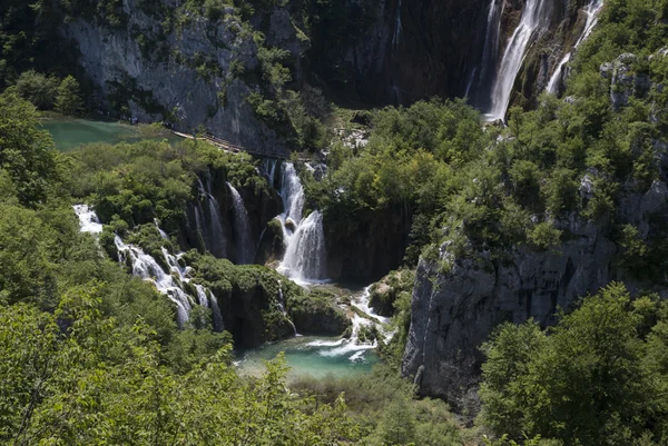 Літній вид на красиві водоспади в національному парку Плітвіцкі озера, Хорватія — стокове фото