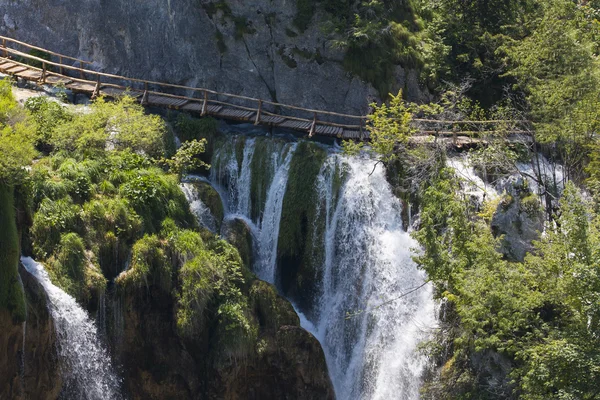 Vista de verão de belas cachoeiras no Parque Nacional dos Lagos de Plitvice, Croácia — Fotografia de Stock