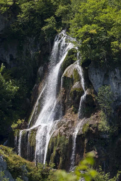Vista de verano de hermosas cascadas en el Parque Nacional de los Lagos de Plitvice, Croacia — Foto de Stock