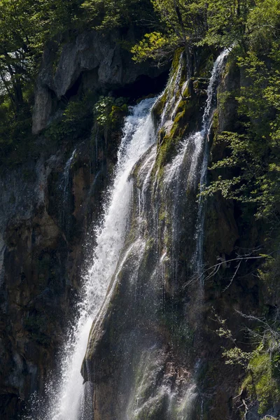 Vista de verano de hermosas cascadas en el Parque Nacional de los Lagos de Plitvice, Croacia — Foto de Stock