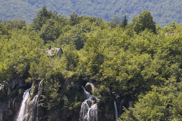 Vista de verão de belas cachoeiras no Parque Nacional dos Lagos de Plitvice, Croácia — Fotografia de Stock