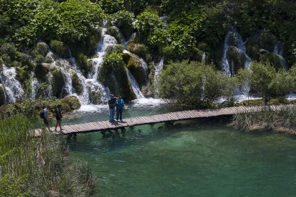 Vista de verão de belas cachoeiras no Parque Nacional dos Lagos de Plitvice, Croácia — Fotografia de Stock