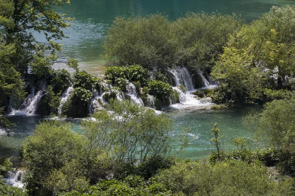 Vista de verão de belas cachoeiras no Parque Nacional dos Lagos de Plitvice, Croácia — Fotografia de Stock