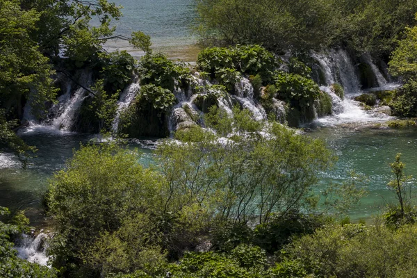 Widok latem piękne wodospady w Parku Narodowego Jeziora Plitwickie, Chorwacja — Zdjęcie stockowe