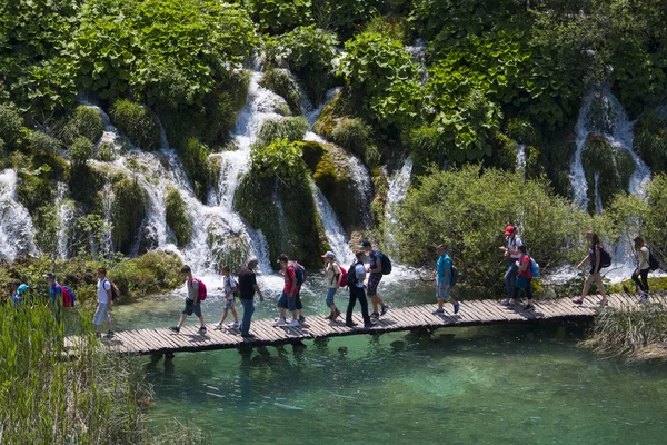 Vista de verão de belas cachoeiras no Parque Nacional dos Lagos de Plitvice, Croácia — Fotografia de Stock