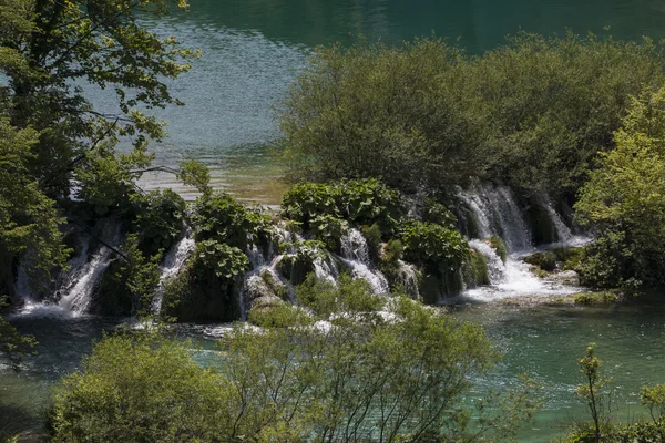 Vista de verão de belas cachoeiras no Parque Nacional dos Lagos de Plitvice, Croácia — Fotografia de Stock