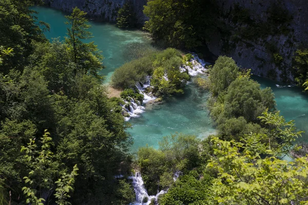 Vista de verão de belas cachoeiras no Parque Nacional dos Lagos de Plitvice, Croácia — Fotografia de Stock