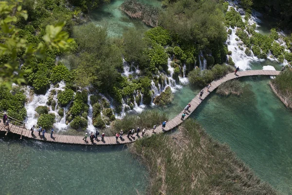 Vista de verão de belas cachoeiras no Parque Nacional dos Lagos de Plitvice, Croácia — Fotografia de Stock