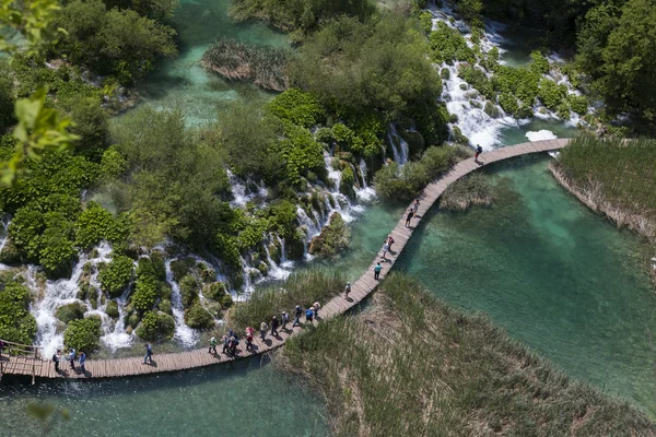 Vista de verão de belas cachoeiras no Parque Nacional dos Lagos de Plitvice, Croácia — Fotografia de Stock