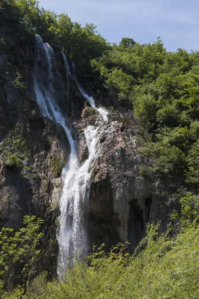 Vista de verão de belas cachoeiras no Parque Nacional dos Lagos de Plitvice, Croácia — Fotografia de Stock