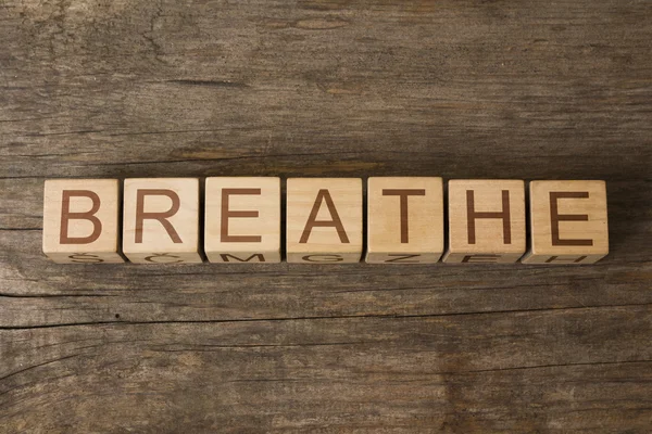Słowo Breathe na drewniane kostki — Zdjęcie stockowe