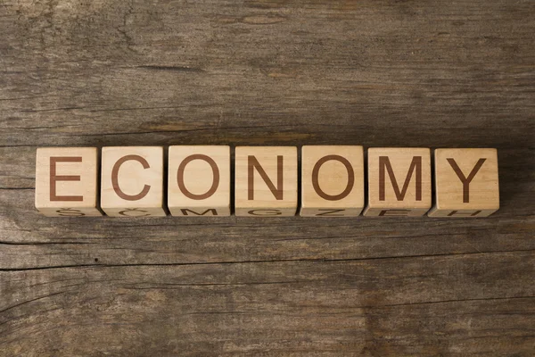 Ekonomika slovo na dřevěných kostek — Stock fotografie