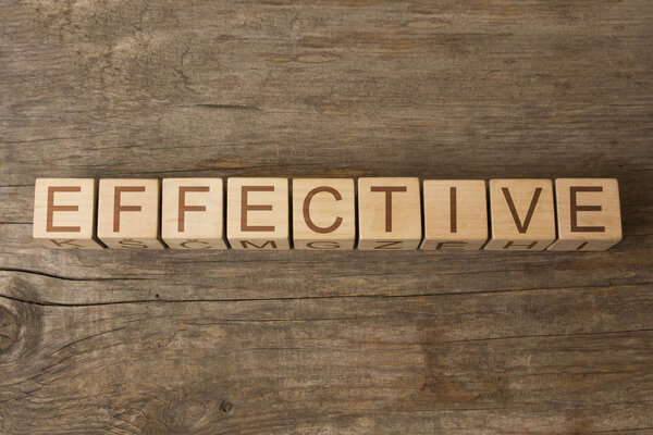 Эффективное слово на деревянном блоке
