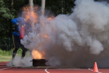 Yangın uygulanan spor itfaiye yangın söndürücü koyar