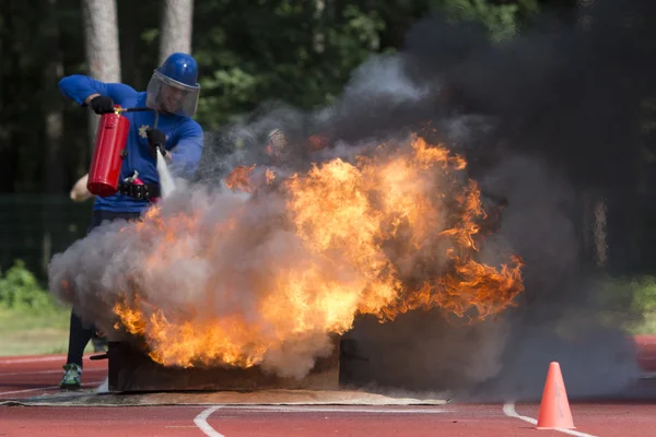Fire Applied Sport pompier éteint un extincteur — Photo