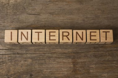 Ahşap küpleri yazılı Internet kelime