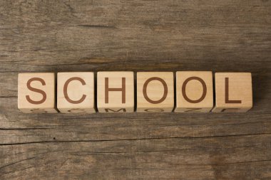 Okul Kelimesi Tahta Küpler üzerine Yazıldı