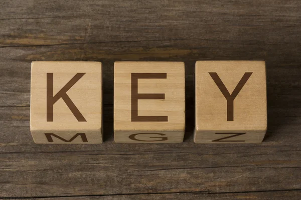 Ordet nyckel på trä kuber — Stockfoto