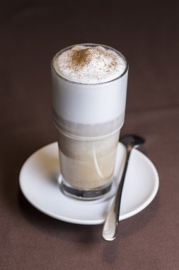 Uzun boylu latte bardaklarda Latte kahve veya caffe latte