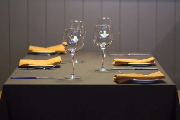 Empty glasses in restaurant — Stock Photo, Image