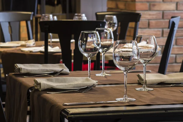 Empty glasses in restaurant — Stock Photo, Image