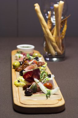 farklı et ve peynir ürünleri ile meze ve yemek tabağı