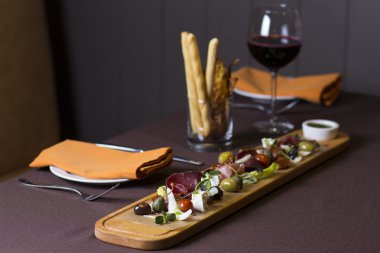 farklı et ve peynir ürünleri ile meze ve yemek tabağı