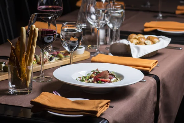 Schön serviertes Essen auf Tellern — Stockfoto