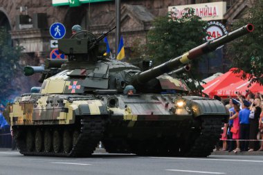 Kiev, Ukrayna - 24 Ağustos 2016: Ukrayna Bağımsızlık Günü'ne adanmış Kiev'de askeri geçit töreni. Ukrayna Bağımsızlık 25 yıldönümünü kutluyor