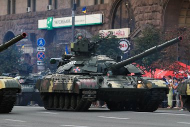 Kiev, Ukrayna - 24 Ağustos 2016: Ukrayna Bağımsızlık Günü'ne adanmış Kiev'de askeri geçit töreni. Ukrayna Bağımsızlık 25 yıldönümünü kutluyor