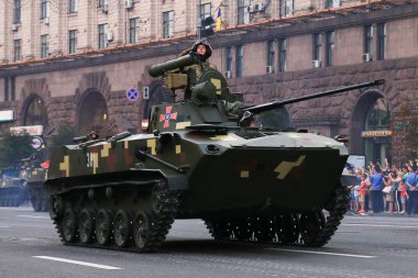 Kiev, Ukrayna - 24 Ağustos 2016: Ukrayna Bağımsızlık Günü'ne adanmış Kiev'de askeri geçit töreni. Ukrayna Bağımsızlık 25 yıldönümünü kutluyor