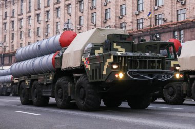 Kiev, Ukrayna - 24 Ağustos 2016: Ukrayna Bağımsızlık Günü'ne adanmış Kiev'de askeri geçit töreni. Ukrayna Bağımsızlık 25 yıldönümünü kutluyor